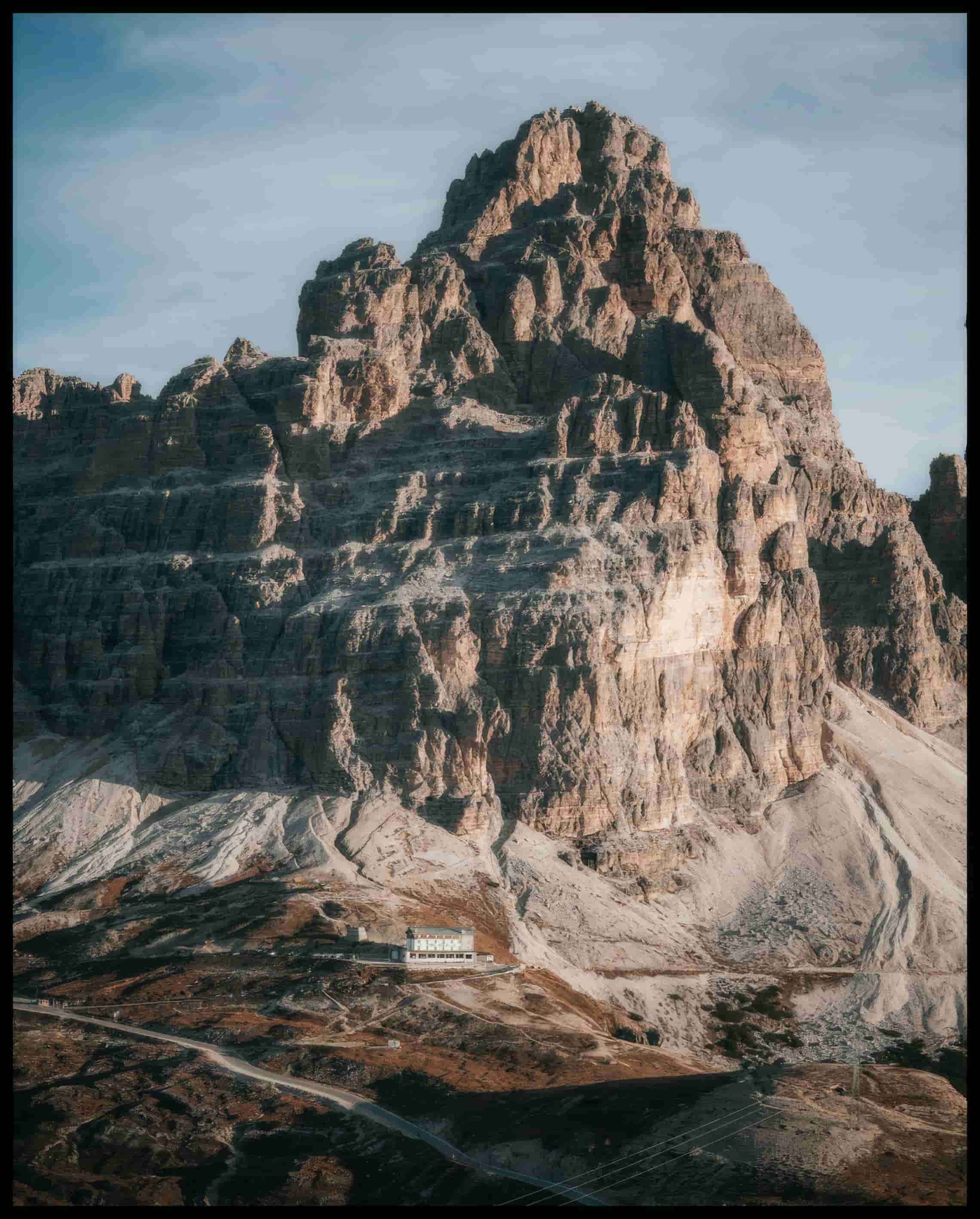 Ein Poster von einem massiven Berg in den Dolomiten.