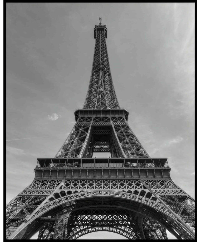 Ein Poster vom Eiffelturm in schwarz-weiß.