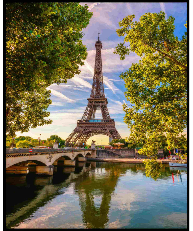 Ein Poster vom Eiffelturm der sich im Wasser spiegelt.