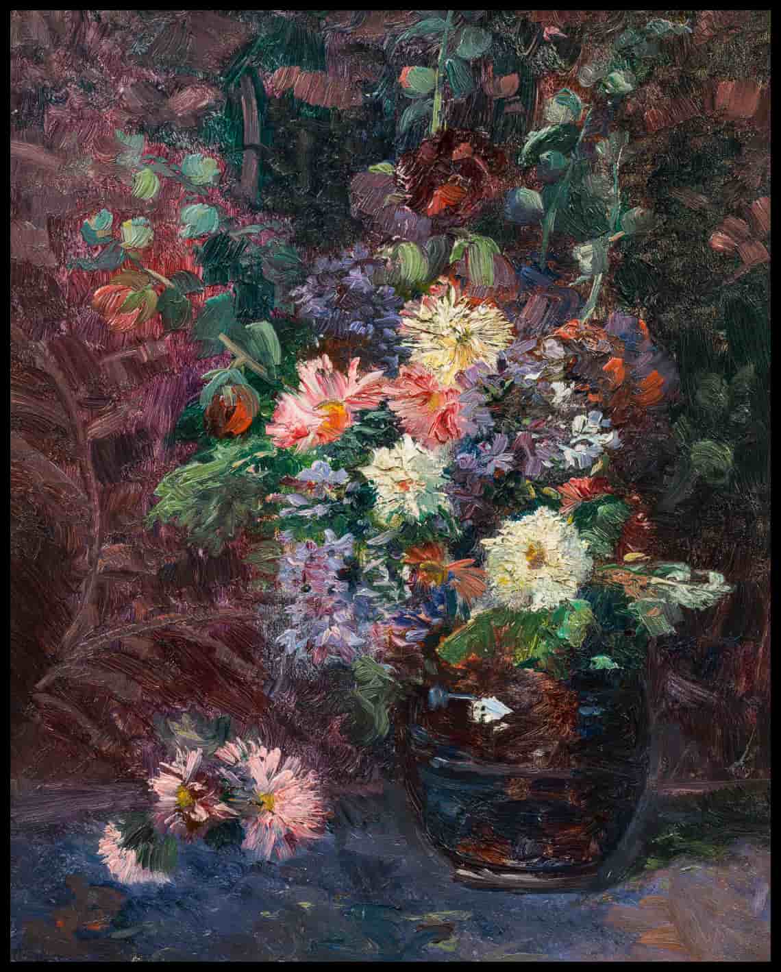 Blumen in dunkler Vase