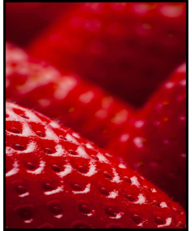 Ein Poster von einer Nahaufnahme einer reifen Erdbeere in kräftigem Rot.