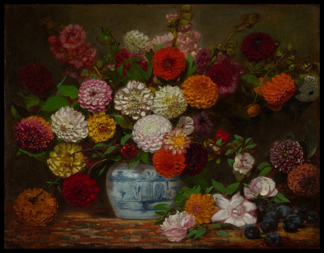 Nature morte avec dahlias, zinnias, hollyhocks et prunes