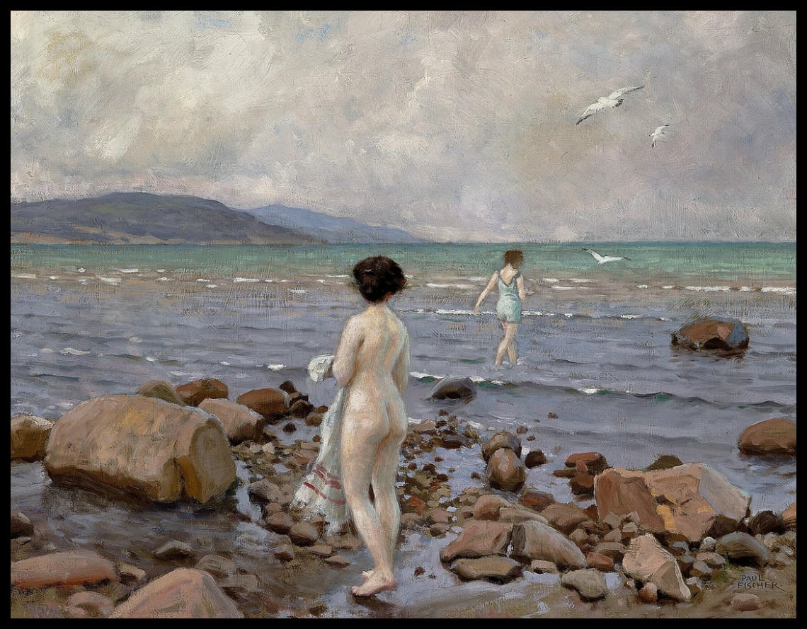To badepiger på en stenet strand