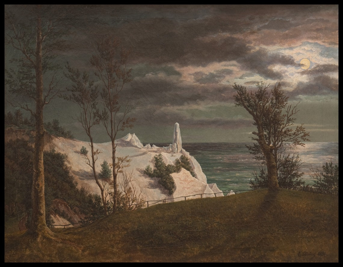 La flèche de l'été sur les falaises de calcaire de l'île de Møn. Clair de lune