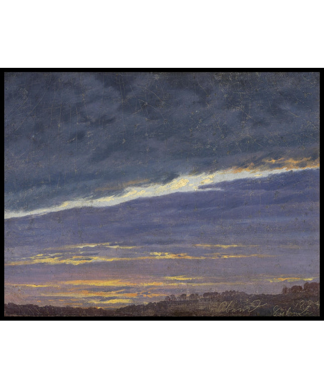 Ein Kunstdruck einer atmosphärischen Abendlandschaft mit dunklen Wolken und hellem Lichtstreifen am Horizont