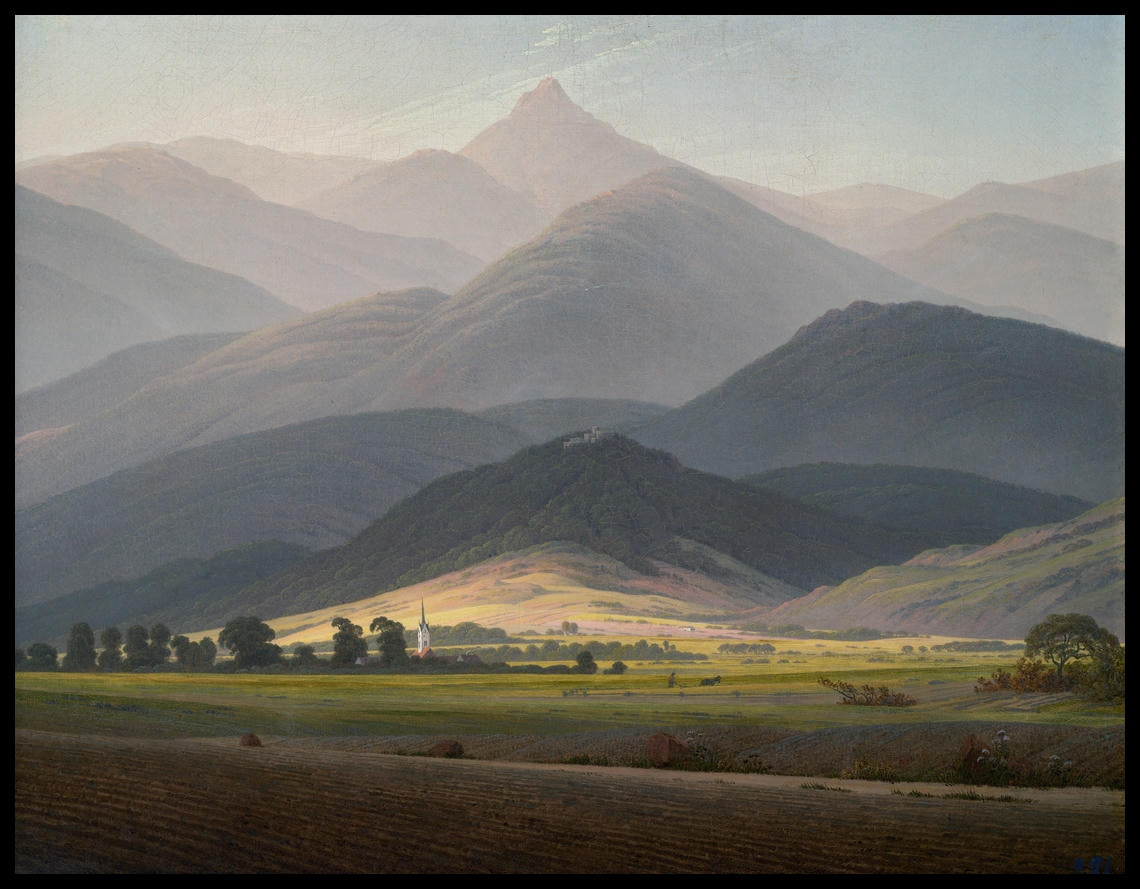Ein Kunstdruck von einer weitläufigen Berglandschaft mit vielen Äckern und Wiesen im Vordergrund und zahlreichen bewaldeten Bergen im Hintergrund