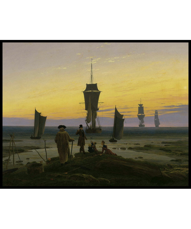 Ein Kunstdruck einer Küstenszene mit Menschen und Segelschiffen vor einem warmen Sonnenuntergangshimmel