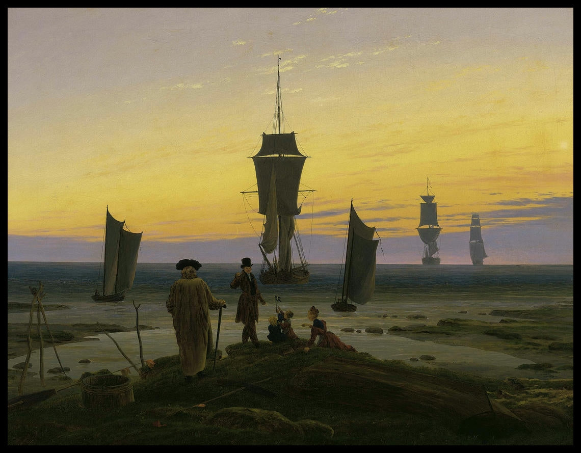 Ein Kunstdruck einer Küstenszene mit Menschen und Segelschiffen vor einem warmen Sonnenuntergangshimmel