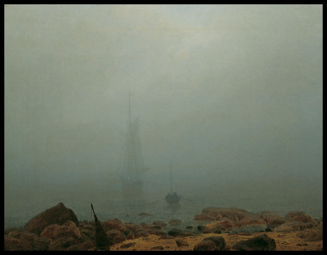 Ein Kunstdruck von einem Meeresstrand im Nebel mit einem Segelschiff und einem hölzernen Paddelboot