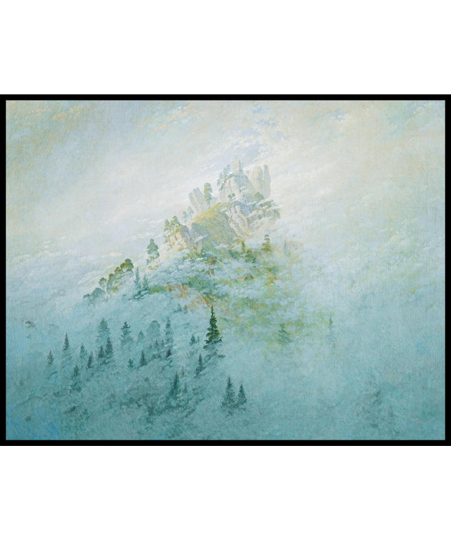 Ein Kunstdruck vom Blick auf einen nebligen Berggipfel mit Bäumen am Bergfuß