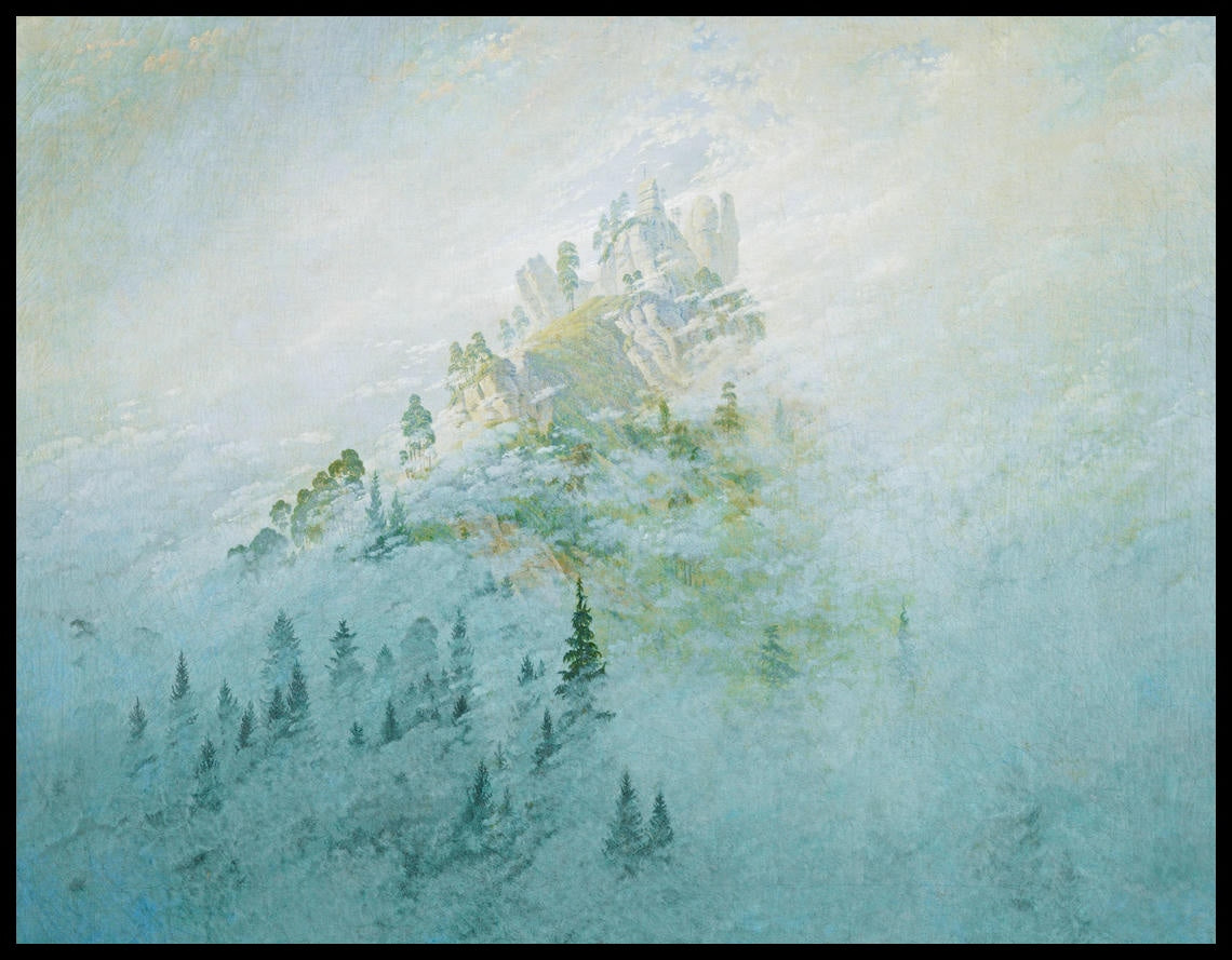 Ein Kunstdruck vom Blick auf einen nebligen Berggipfel mit Bäumen am Bergfuß