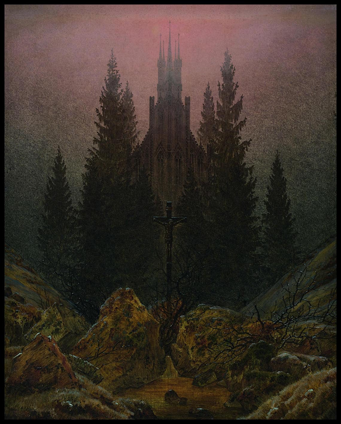 Ein Kunstdruck mit einem Kreuz in einer felsigen Landschaft, dahinter eine Kirche umgeben von Tannen und einem rötlichen Himmel