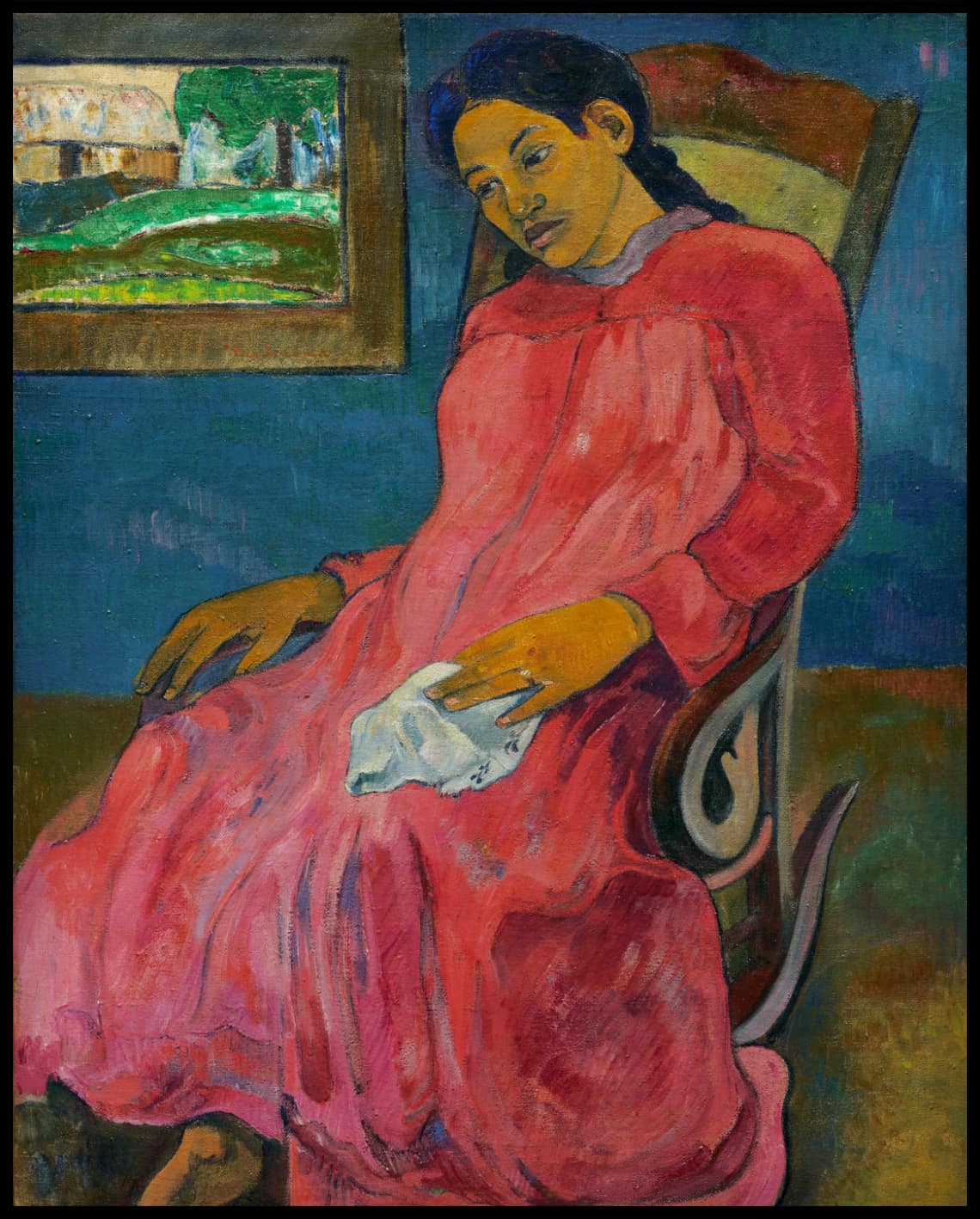 Femme en robe rouge