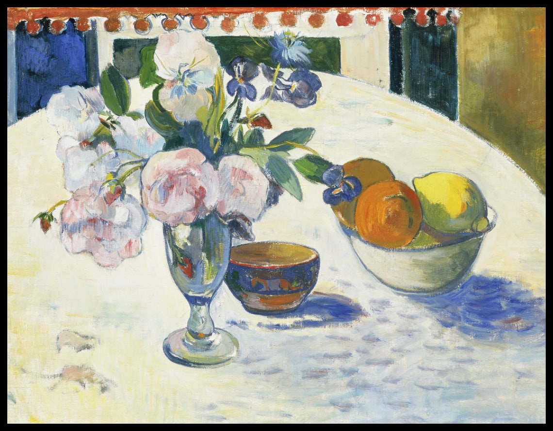 Fleurs et un bol de fruits sur une table