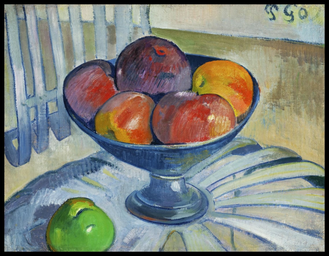 Plat de fruits sur une chaise de jardin