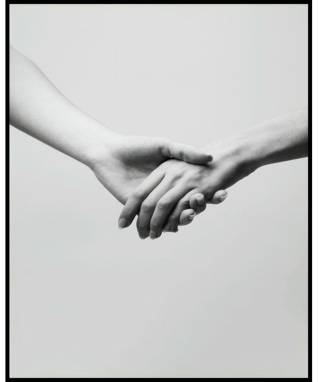 Ein Poster von zwei sich haltenden Händen in Schwarz-Weiß.