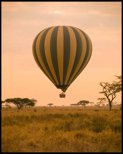 Ein Poster von einem Heißluftballon, der über der afrikanischen Savanne bei Sonnenaufgang schwebt.