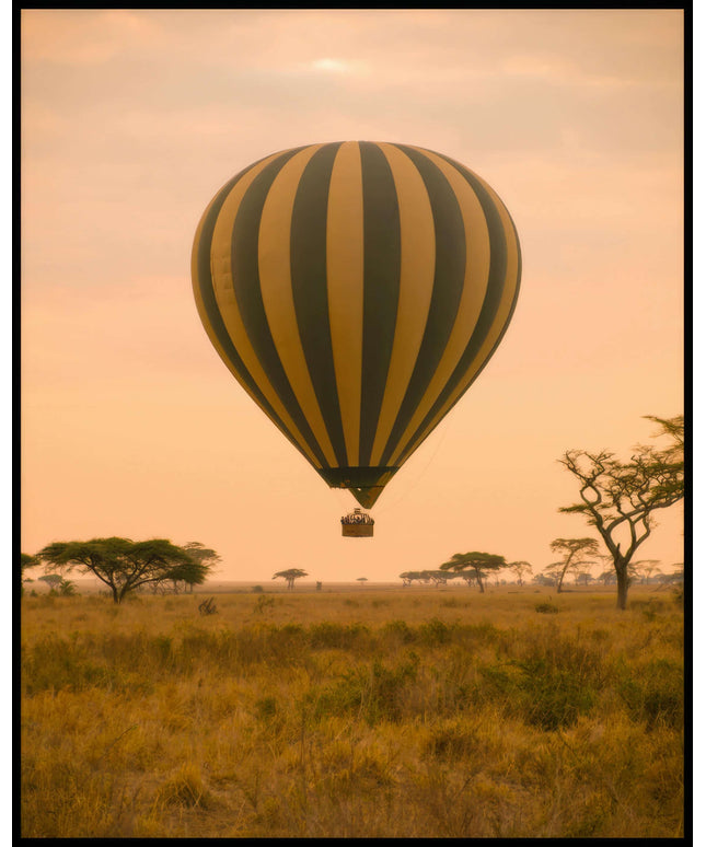 Ein Poster von einem Heißluftballon, der bei Sonnenuntergang über der afrikanischen Savanne schwebt.