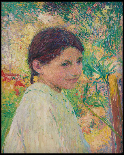 Buste de jeune fille de trois quart sur fond de jardin