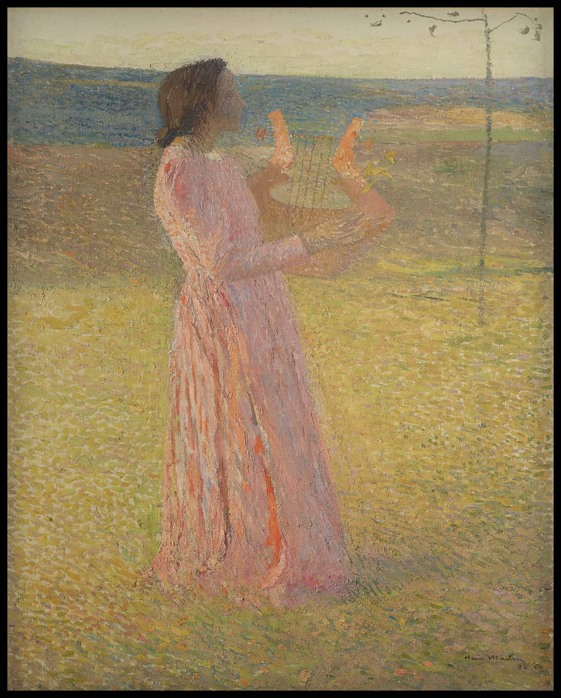 Femme habillée de rose tenant une lyre au milieu d'un champ