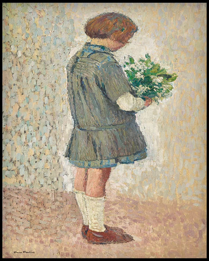 Fillette en tablier d'écolière tenant un bouquet