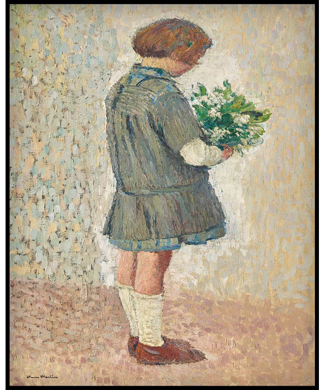 Fillette en tablier d'écolière tenant un bouquet