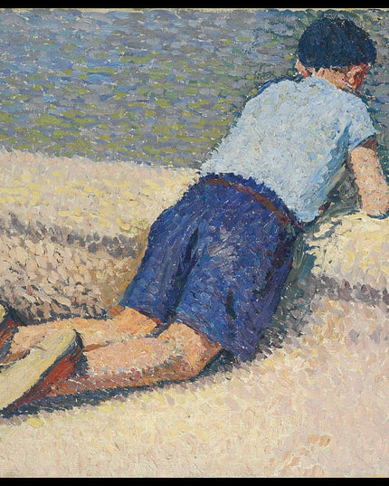 Garçonnet agenouillé sur la margelle du bassin du Luxembourg, à Paris