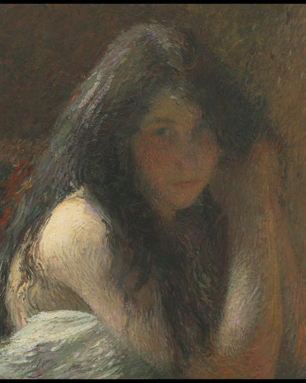 Jeune femme se coiffant