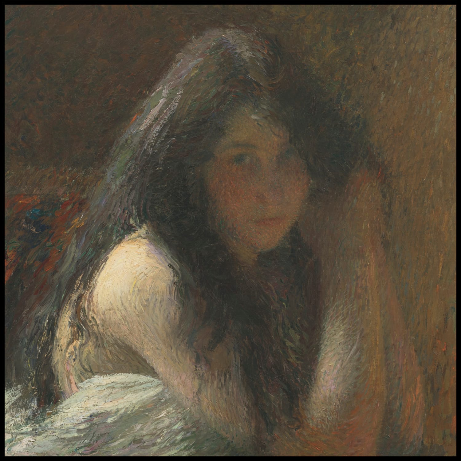 Jeune femme se coiffant