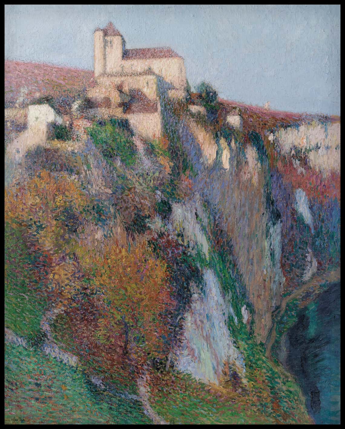 L'église Saint-Cirq Lapopie perchée sur la falaise de la boucle du Lot, ciel bleu