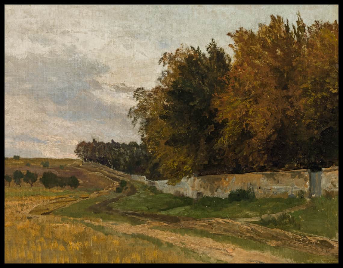 Weites Feld neben einer Parkmauer