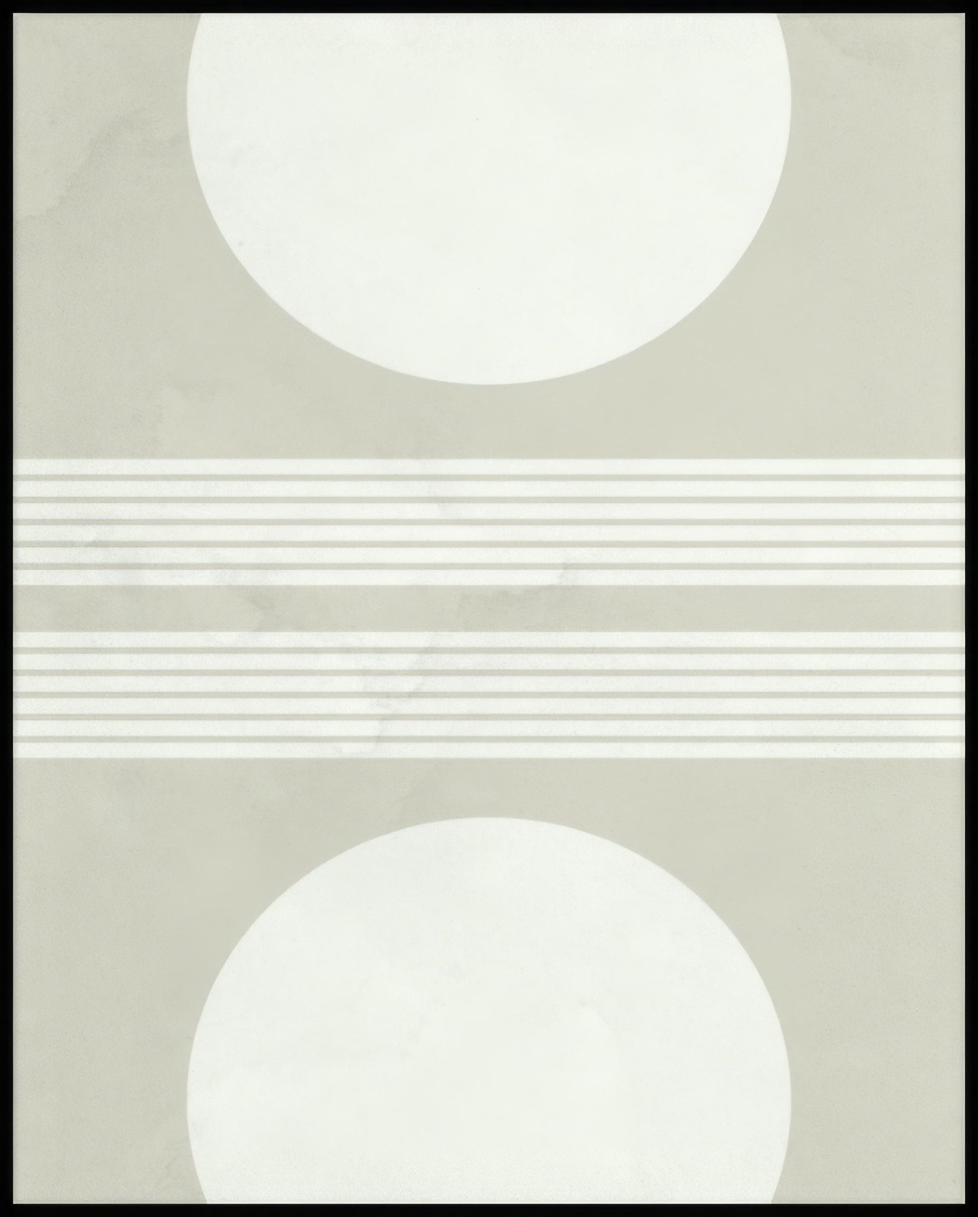 Ein Poster von abstrakten, weißen Kreisen im oberen und unteren Teil des Bildes und quer, parallel verlaufenden weißen Linien im Mittelteil.