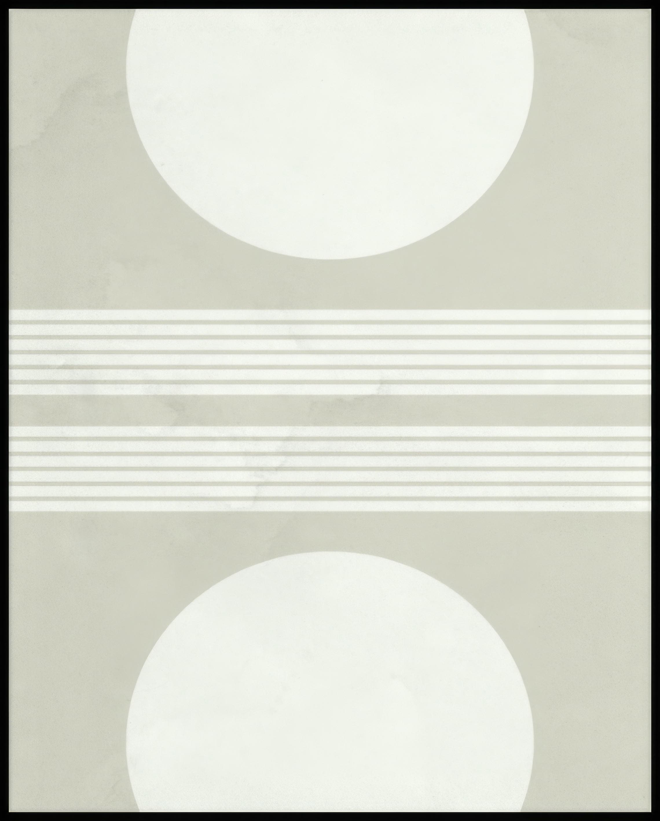 Ein Poster von abstrakten, weißen Kreisen im oberen und unteren Teil des Bildes und quer, parallel verlaufenden weißen Linien im Mittelteil.