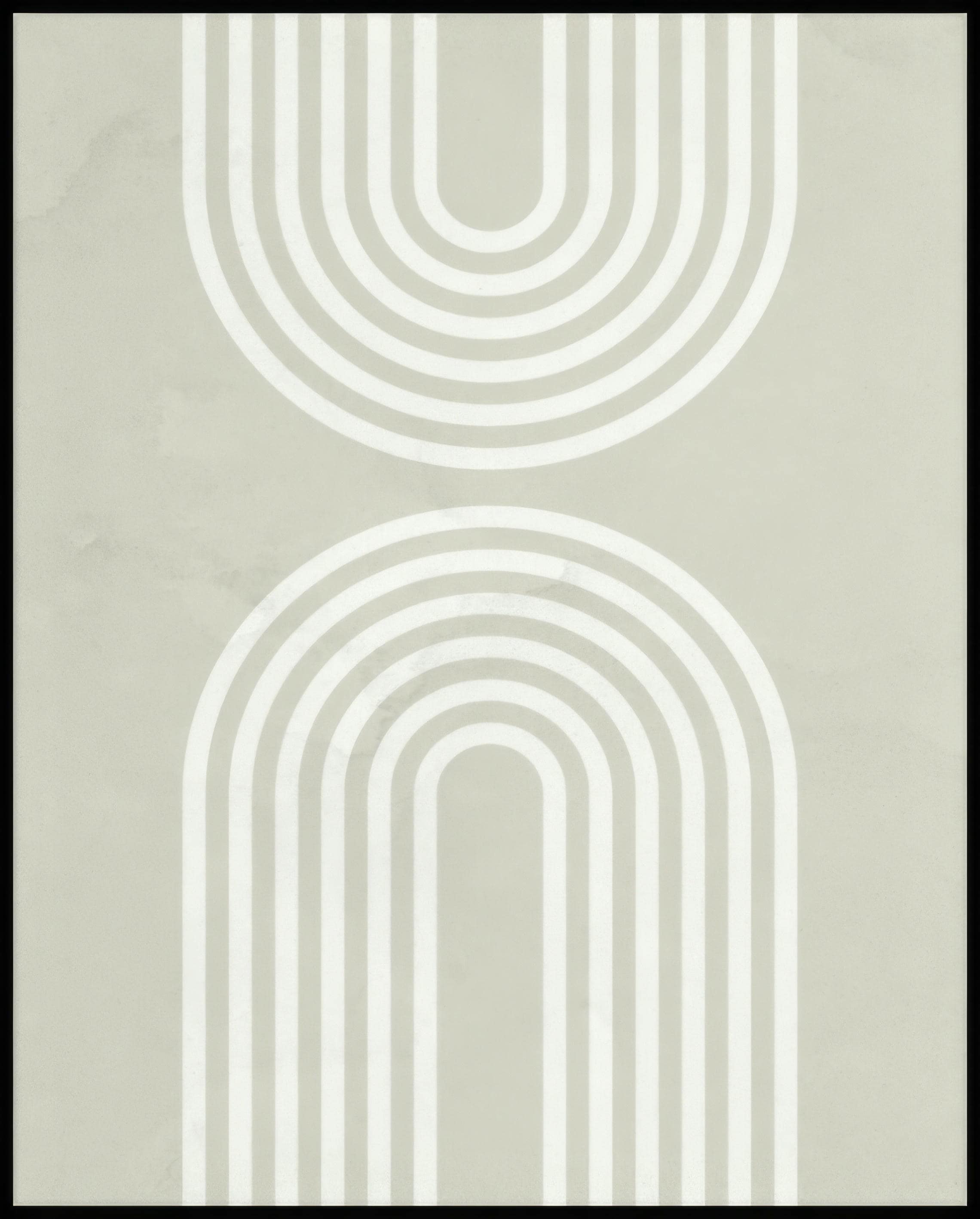 Ein Poster von abstrakten, weißen, parallel verlaufenden Bögen im oberen und unteren Teil des Bildes auf beigem Untergrund.