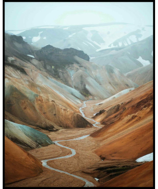 Ein Poster von einem Tal mit einem Fluss und orangenen Bergen.