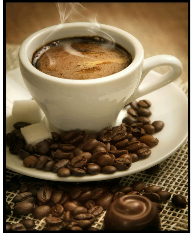 Ein Poster von einer dampfenden Tasse Kaffee, umgeben von Kaffeebohnen und Zuckerwürfeln.
