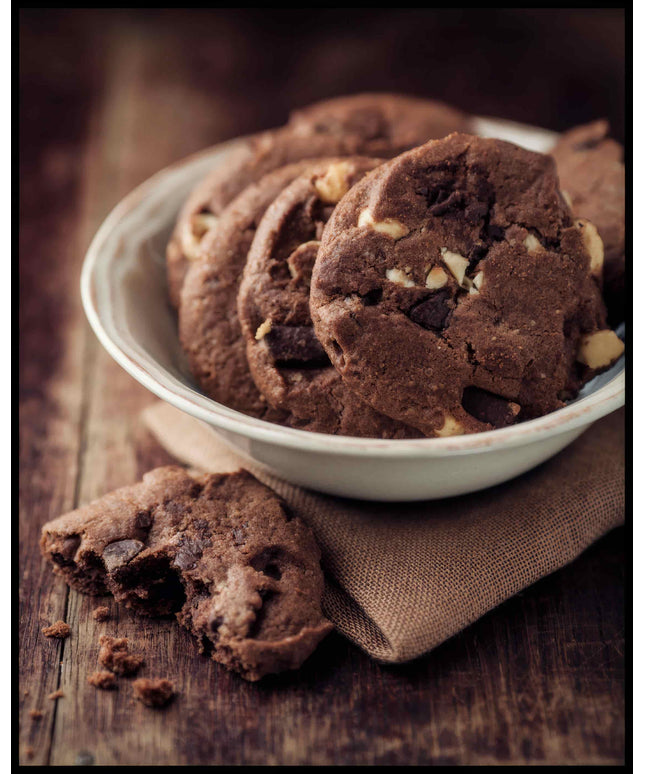 Ein Poster von einer Schale mit mehreren Schokoladenkeksen.