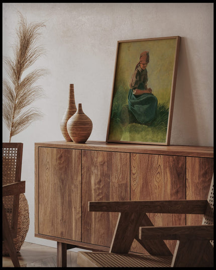 Sitzendes Bauernmädchen mit Kopftuch und blauem Rock