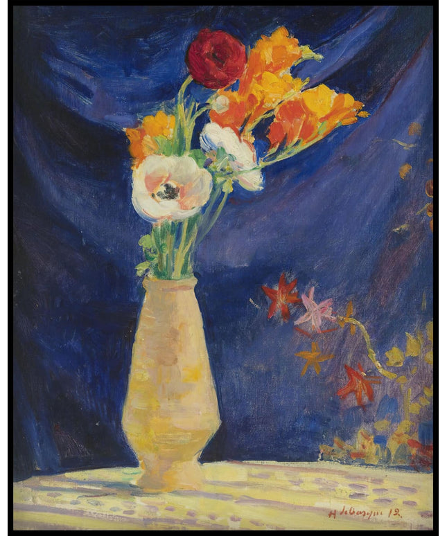 Vase d'anémones sur fond bleu