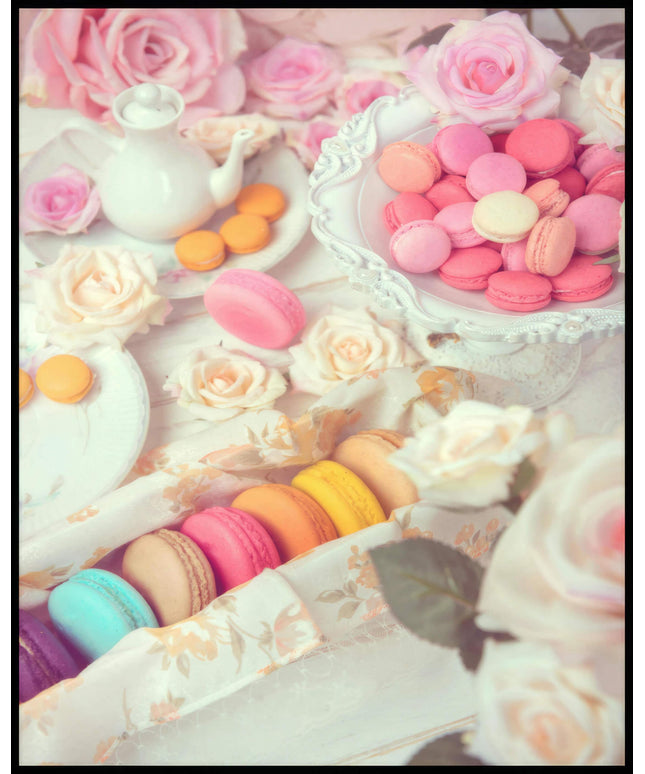 Ein Poster von bunten Macarons, arrangiert auf einem Tisch mit rosa Rosen und weißem Porzellan.