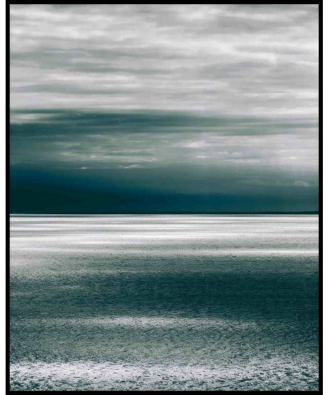 Ein Poster von einem ruhigen, dunklen Meer.