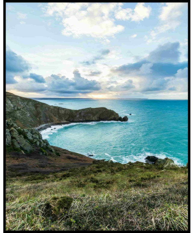 Ein Poster vom Blick einer Bucht über das blaue Meer.