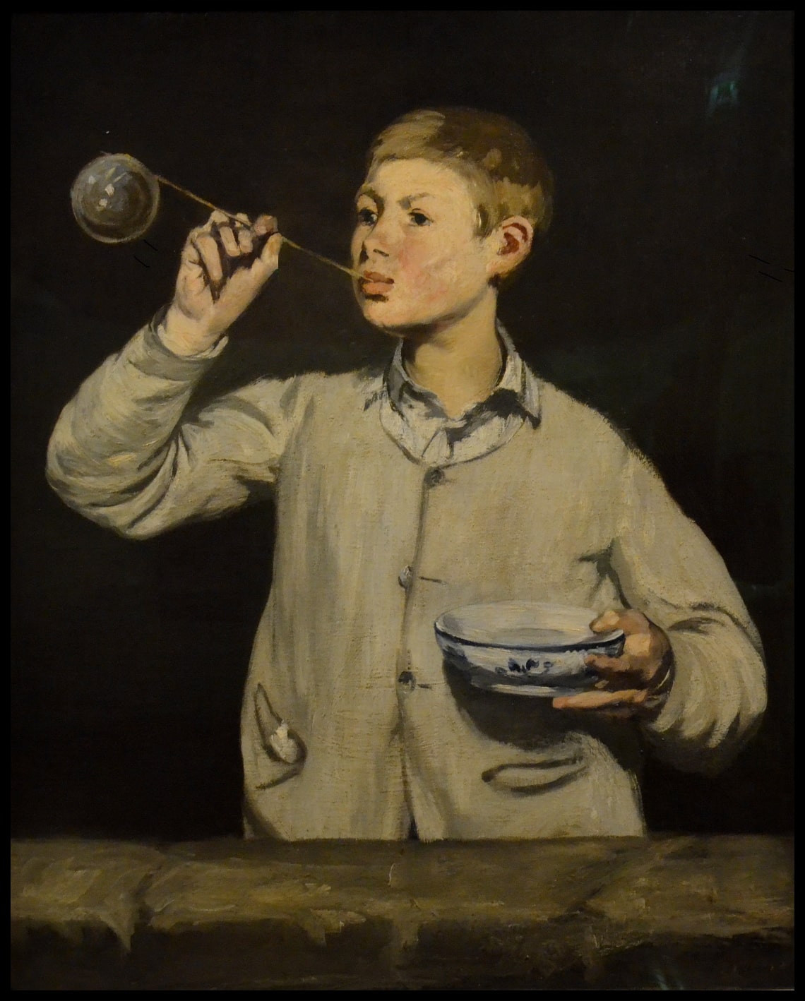 Garçon avec des bulles de savon
