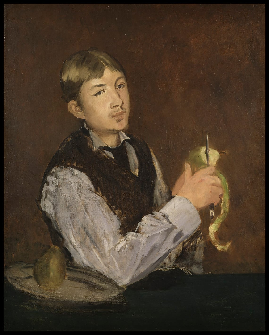 Garçon qui épluche une poire