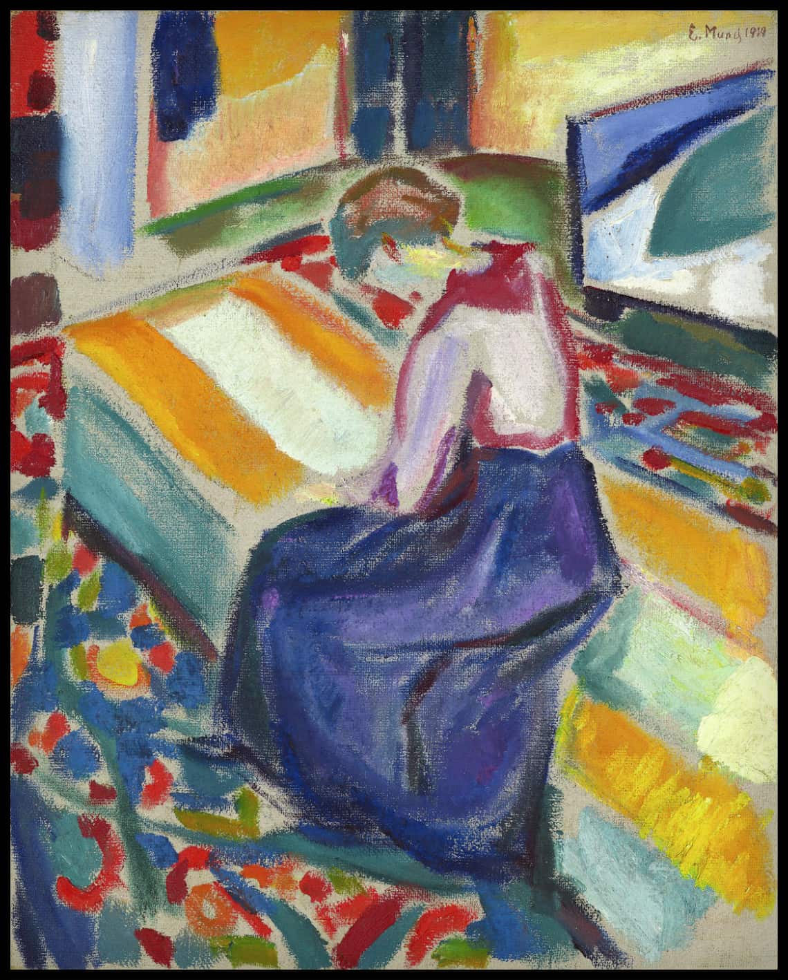 Femme assise sur un canapé