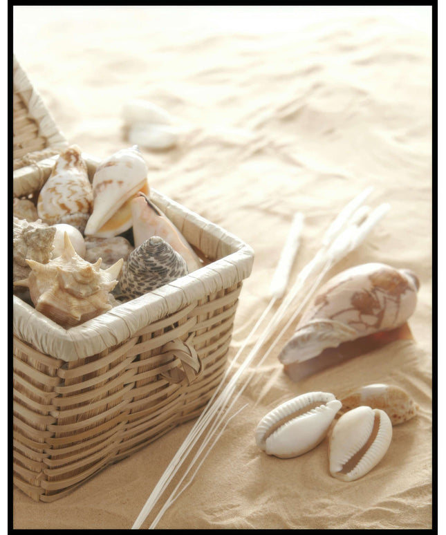 Ein Poster von einem geflochtenen Korb voller Muscheln am Strand.