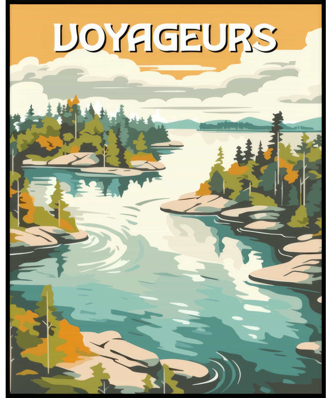 Ein Poster vom Voyageurs Nationalpark mit einer idyllischen Seelandschaft, umgeben von Bäumen und Felsen.