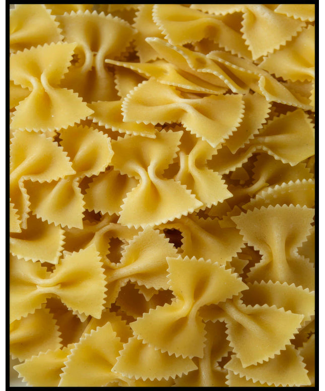 Ein Poster von mehreren Farfalle Nudeln.