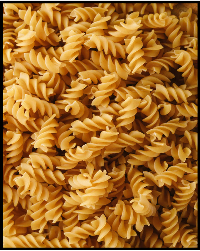 Ein Poster von vielen Fusilli Nudeln.