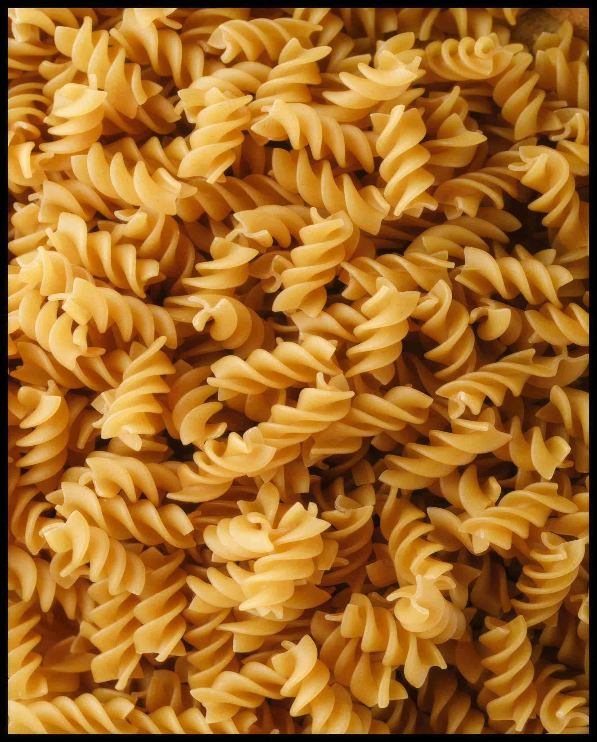 Ein Poster von vielen Fusilli Nudeln.